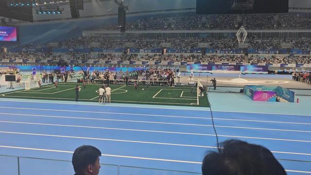 欢迎来到碳基生命的世界：全球首个人形机器人运动会在北京开幕
