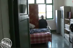 “养老金都给了她”70岁盲人找了老伴，结婚6年竟没同住一天图片
