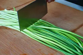 蒜苔教你新吃法，不腌不炒不用煮，营养解馋，比肉都过瘾图片