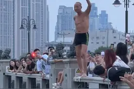 天津大爷硬核口号“生存一分钟，快乐60秒”#天津#天津大爷跳水图片