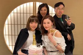 李嘉欣与亲姐庆祝52岁生日，大病初愈开心喝香槟，姐妹俩长相相似图片