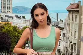 模特Corle Bunch，笑起来时不仅甜美，脸上的那对酒窝真好看图片