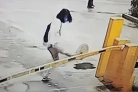 女子骑车进机动车道被道闸刮脸，将栏杆踹歪，市场：还没找到人图片