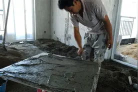 铺贴瓷砖时，若工人建议你全屋用瓷砖胶，可别信！八成又想坑人图片