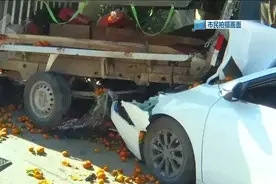 小货车正在路边卖水果，一辆轿车直接撞了过来图片