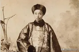 戈鲲化：执教哈佛大学第一人，穿着中国的官服在哈佛大学的课堂上图片