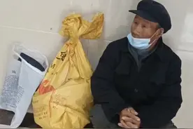 老人蹲在病房外望眼欲穿，网友：旁边还放着CT片，太令人心疼了图片