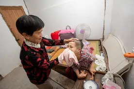 74岁老人坚持照顾瘫痪邻居18年：寒冬腊月的夜晚为她盖被子图片