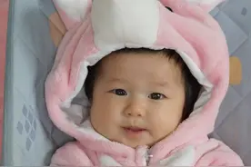 钟嘉欣晒三胎正面照，3个月大女儿中文名曝光，混血儿特征不明显图片