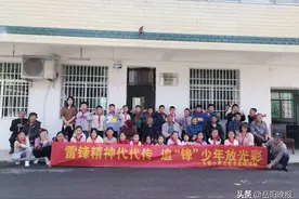 平江县长青小学学生志愿者深入社区齐实践，追“锋”少年勇担当图片