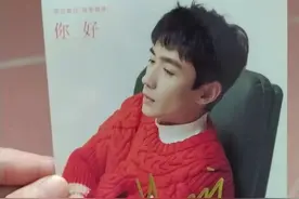60岁南漂做群演，她要到了朱一龙的签名图片