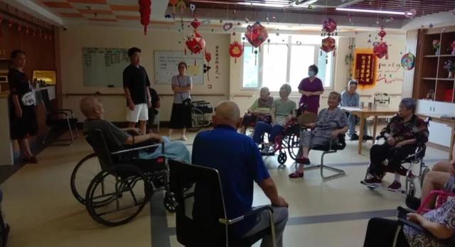 宛如春风拂花海