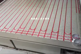 榻榻米上装水暖炕，简单不要拆，暖和又不耽误收纳，比火炕还方便图片