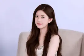 赵露思穿优雅抹胸裙现身直播活动，对镜甜笑超迷人图片