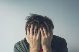 我年入百万，联合兄弟姐妹把89岁老母亲送进养老院，全家举杯欢庆图片