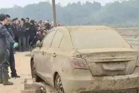 2009年奇案：荒野停着一辆白色轿车，车内四人纹丝不动，已经死亡图片
