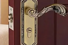 开门不小心把钥匙断在锁芯里，掌握这个方法，不用花钱请师傅拔图片