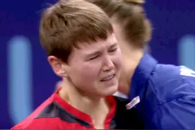 突发！乒坛名将意外受伤输掉金牌，痛哭流涕、获对手温暖拥抱安慰图片