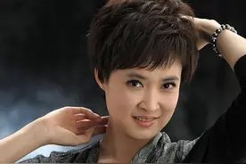 央视“最牛”主持：21岁进央视，29年零绯闻，丈夫身份至今成谜图片