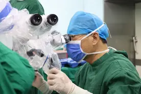 51岁阿姨头痛欲裂竟是脑膜瘤作祟 专家8小时抽丝剥茧成功“排雷”图片