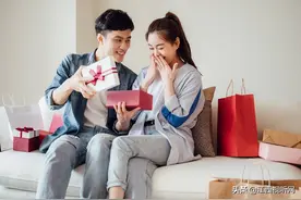 三八节要送女朋友礼物吗图片