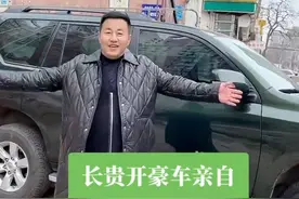 长贵开豪车接女儿，与前妻离婚后和孩子仍亲密，30岁女儿气质优雅图片