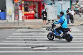 交管新规今天实施，不戴头盔到底罚多少钱？还有啥其他规定？图片