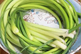 蒜苔不要直接炒了，教你饭店级的做法，看着就流口水，下饭又解馋图片