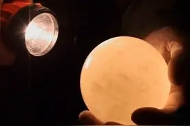 2008年，男子在山洞中捡到夜明珠，有人出价20万，他却高兴不起来图片