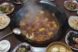 东北女子请客，5个人只点了一个菜，被吐槽小气，菜上桌，没吃完图片