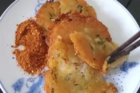 贵州名小吃洋芋粑粑在家做原来很简单，外酥里嫩，太好吃了图片