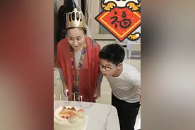 沙溢晒安吉小鱼儿为奶奶庆生，兄弟俩越长越像，胡可婆婆罕见出镜图片