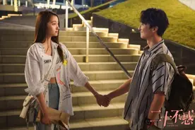 《二十不惑2》路透，关晓彤牛骏峰一身休闲好般配，鹿晗会吃醋吗图片