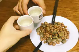 同样是喝酒，用白瓷杯和玻璃杯有何不同？行家：根本不是一个味道图片