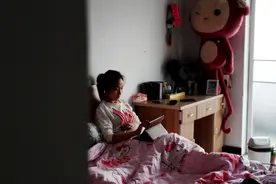 女孩瞒着父母去男友家过年，被安排住在一起，“姑娘，请自重！”图片