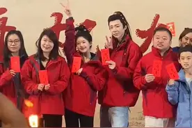 赵露思刘宇宁二搭《珠帘玉幕》，上演采珠海女和流浪商人的故事，开机路透曝光：穿同款红色外套开心比V图片