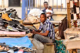 旧鞋回收有多暴利？在中国2元一双回收的旧鞋，卖到非洲能值70元图片