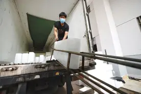 探访上海制冰厂：24小时生产，每天制冰27000块，供不应求图片