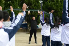 商丘体育老师在办公室涂防晒保养：一天七节课，糙汉子都学会保养了图片