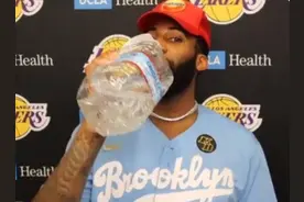 NBA巨人喝水有多猛？庄神拿桶装水喝，奥尼尔将矿泉水喝成口服液图片