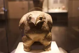 陕西农民将犁地捡的陶器当鸡食盆用，专家们痛心疾首：这是国宝图片