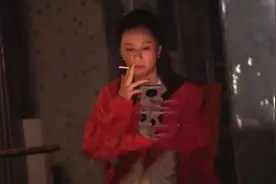 倪虹洁拍戏现场烟不离手，姿势娴熟胜过老烟枪，随地扔烟头惹争议图片