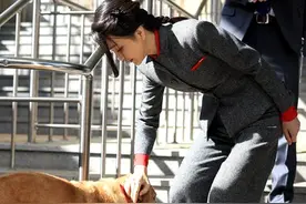 韩国第一夫人金建熙，装扮素雅又高级，50岁气质不输年轻人图片