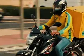 广东28岁小伙，迪拜打工被骗，无奈跑起外卖，每天20单月入8000图片