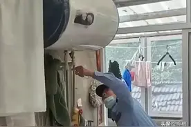 南京女子准备洗澡时发现大蛇！长度超过两米，号称“百蛇之王”图片