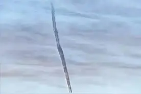 美国出现“蠕虫状怪云”，从天而降长达百米，网友：可能是UFO图片