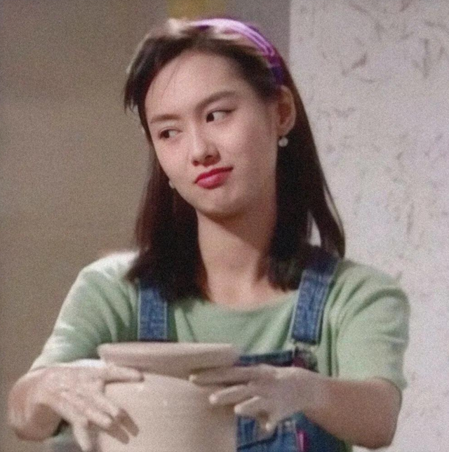 美女港星朱茵：住深山，一辆破车开26年，为何还要执意嫁给黄贯中