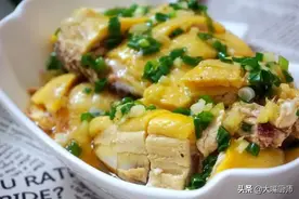 做葱油鸡，不嫩滑还腥味重？学会3个技巧，又嫩又香又鲜，真好吃图片