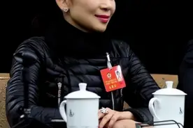 60岁不婚不育，两拒豪门，38岁得百亿身家，她才懒得给豪门生孩子图片