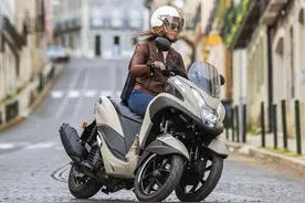 小排量倒三轮摩托，单缸水冷155cc，采用平脚踏设计适合通勤图片